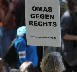 Omas gegen Rechts (Archiv), via