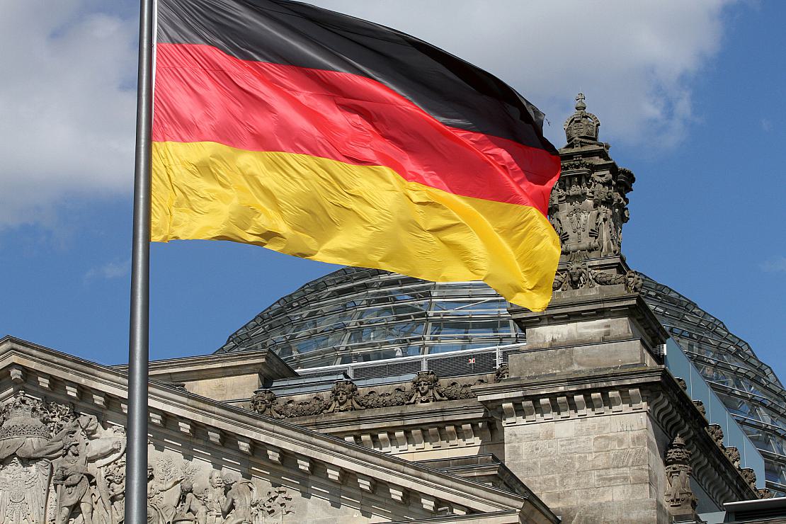 Deutschlandfahne über dem Reichstagsgebäude (Archiv)