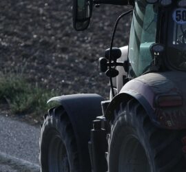 Bauer auf Traktor (Archiv)