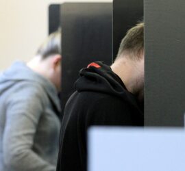 Wähler in einem Wahllokal (Archiv)