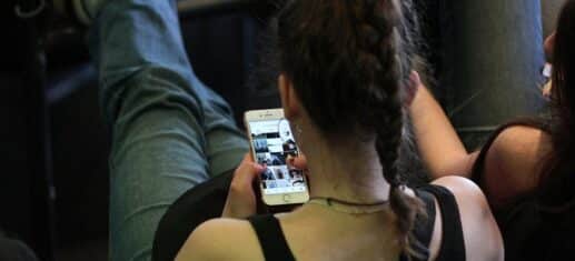 Junge Frau mit Smartphone (Archiv)