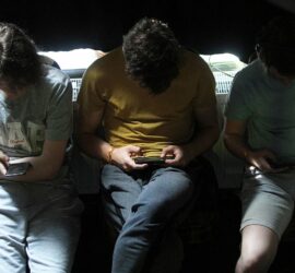 Junge Leute mit Smartphones (Archiv)