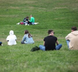 Junge Leute in einem Park (Archiv)