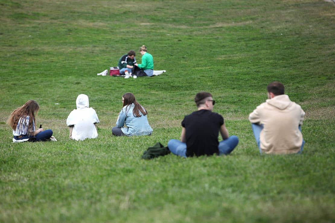Junge Leute in einem Park (Archiv)