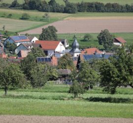 Verdächtig: Eine Wiese vor einem Dorf in Bayern