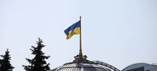 Ukrainische Flagge auf dem Parlament in Kiew (Archiv)