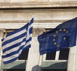 Fahnen von Griechenland und EU (Archiv)