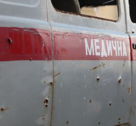 Im Ukraine-Krieg zerschossener Kleinbus (Archiv)