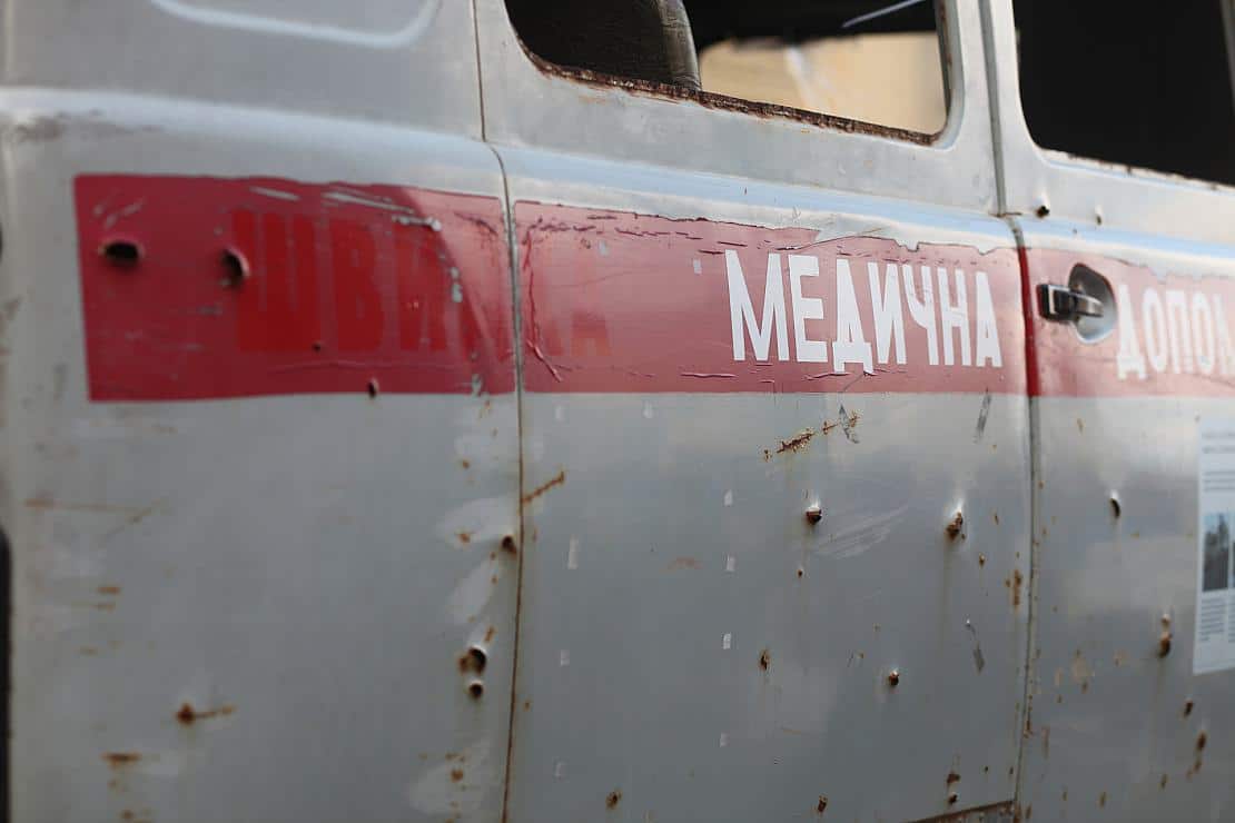 Im Ukraine-Krieg zerschossener Kleinbus (Archiv)