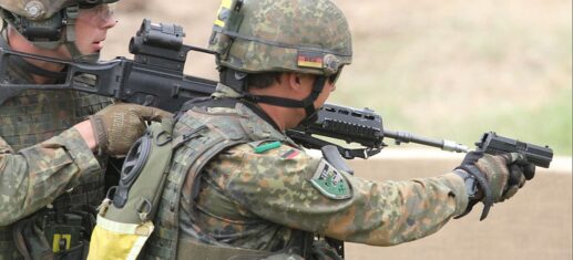 Bundeswehr-Soldat mit Pistole (Archiv)