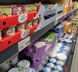 Joghurt in einem Supermarktregal (Archiv)