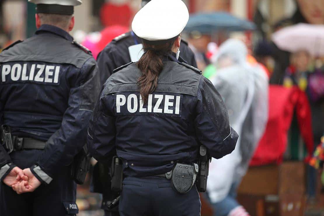 Polizei im Karneval (Archiv)