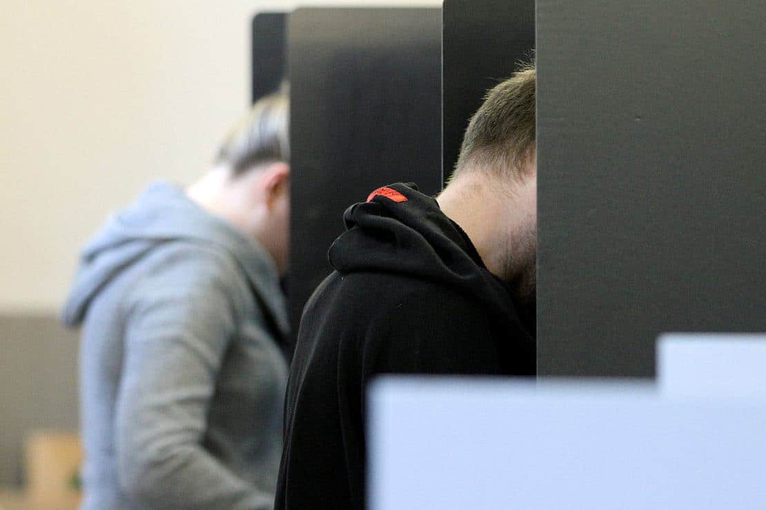 Wähler in einem Wahllokal (Archiv)
