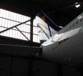 Lufthansa-Maschine in einer Wartungshalle (Archiv)