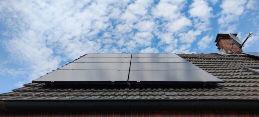 Solarzellen auf Hausdach (Archiv)