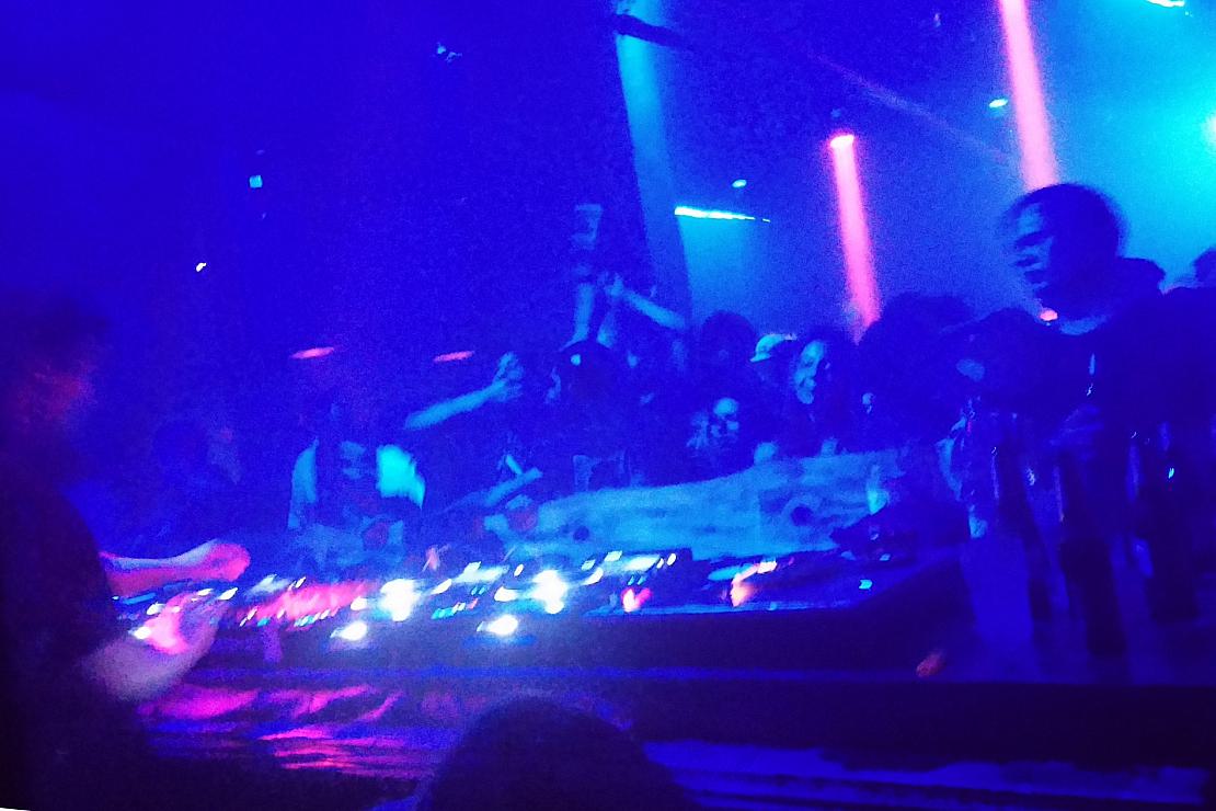 DJ und Tanzende in einem Techno-Club (Archiv)