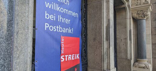 Streik-Hinweis an einer Postbank-Filiale am 06.03.2024