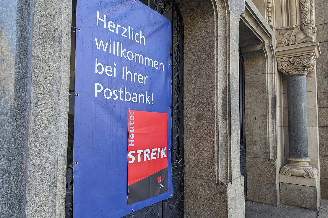 Streik-Hinweis an einer Postbank-Filiale am 06.03.2024