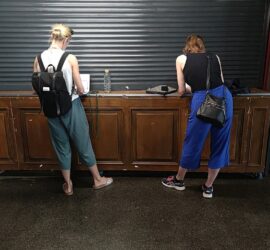 Zwei Frauen mit Laptop (Archiv)