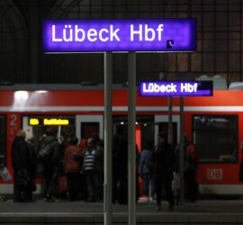 Passagiere im Lübeck Hbf (Archiv)