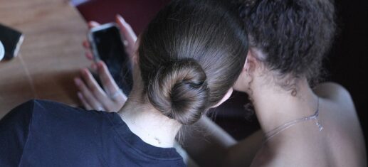 Junge Frauen mit Smartphone (Archiv)