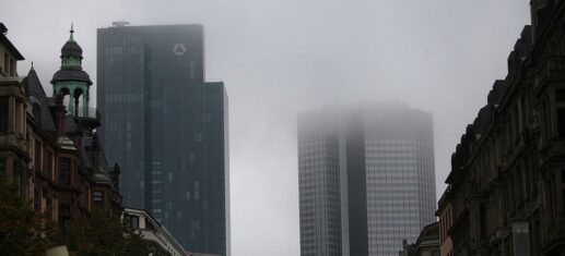 Frankfurter Bankentürme im Nebel (Archiv)