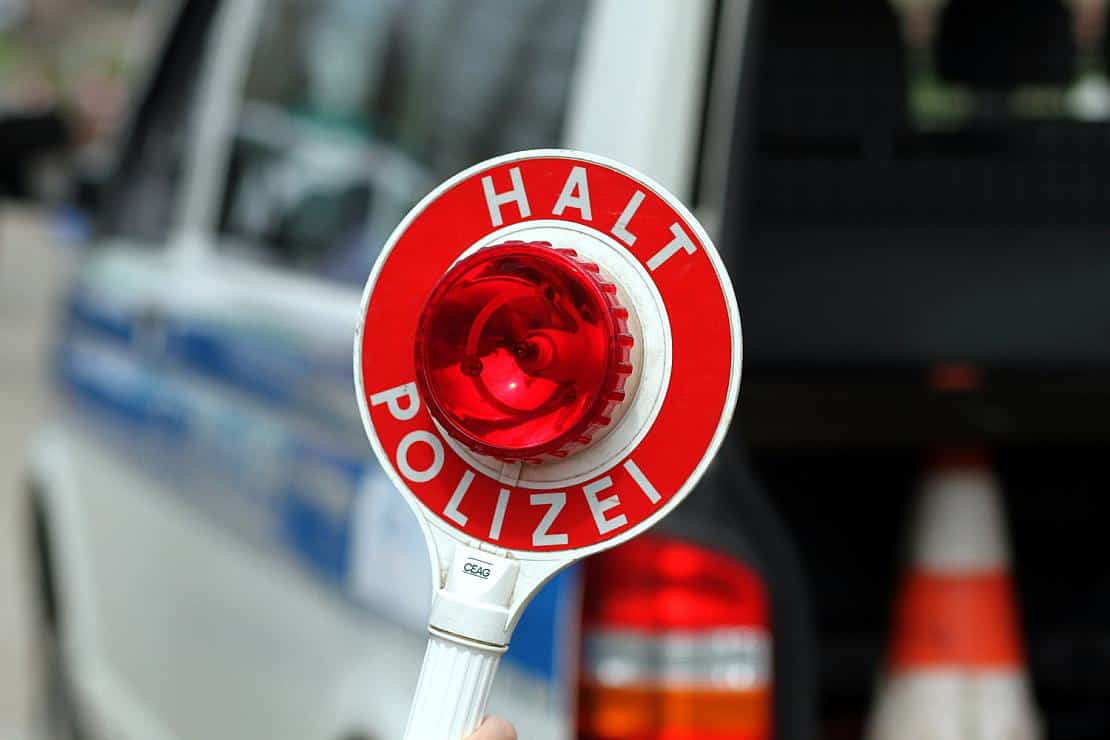 Halt-Stopp-Schild der Polizei bei einer Verkehrskontrolle (Archiv)