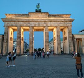 Touristen vor dem Brandenburger Tor (Archiv)