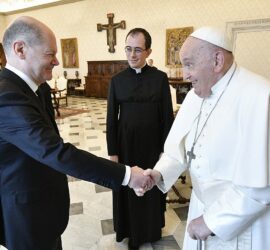Olaf Scholz und Papst Franziskus, Vatican Media via