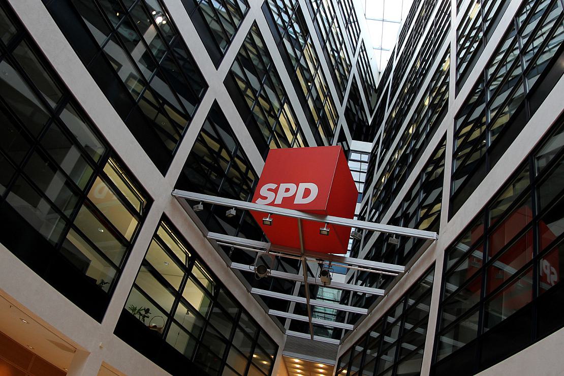 SPD-Logo im Willy-Brandt-Haus (Archiv)