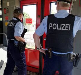 Zwei Polizisten im Zug (Archiv)