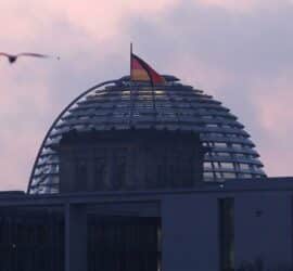 Reichstagskuppel bei Sonnenaufgang (Archiv)