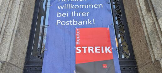 Streik-Hinweis an einer Postbank-Filiale (Archiv)