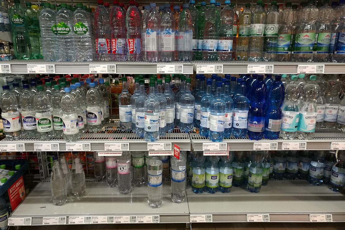 Wasserflaschen (Archiv)