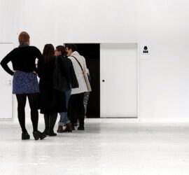 Frauen vor einer Toilette (Archiv)