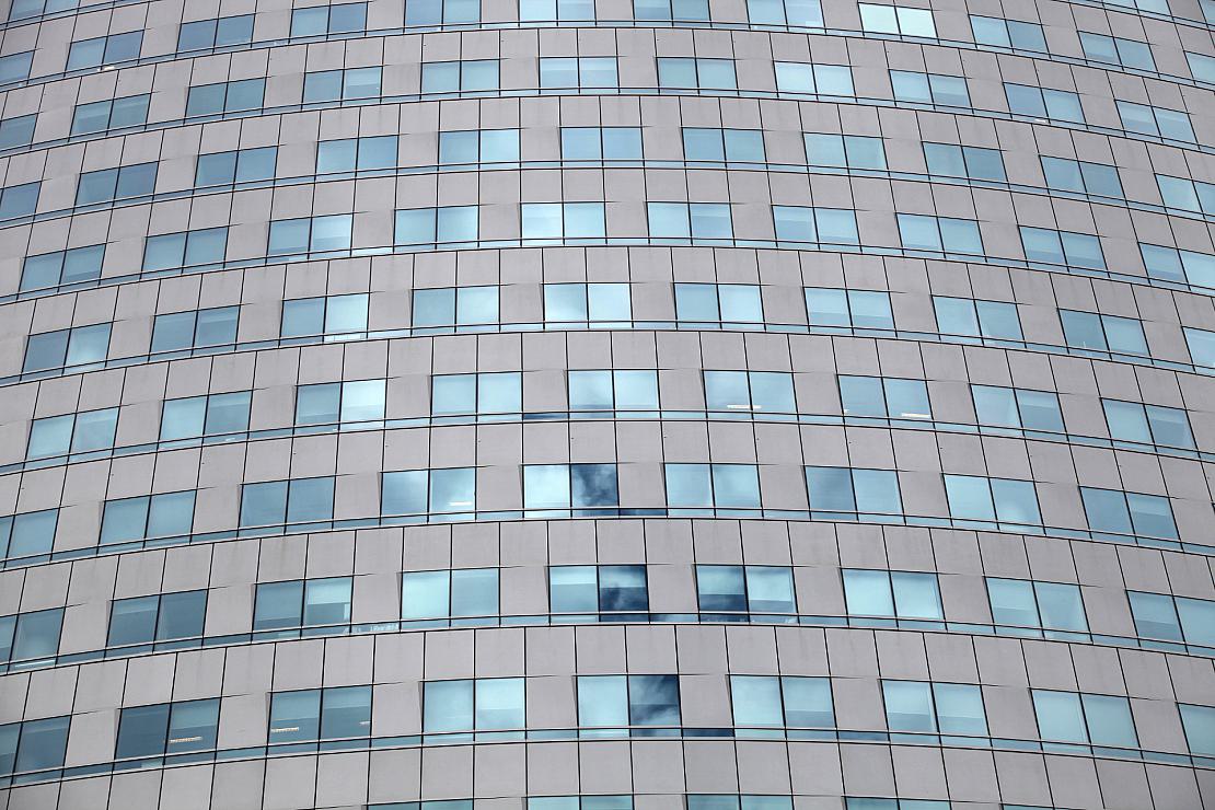 Glasfassade an einem Bürohaus (Archiv)