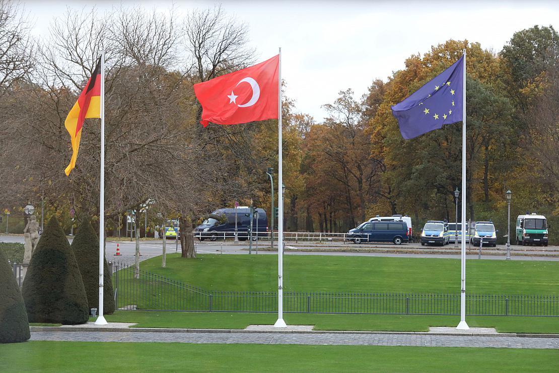 Fahnen von Deutschland, Türkei und EU (Archiv)