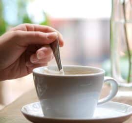 Eine Tasse Kaffee in einem Café (Archiv)