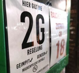 2G-Hinweisschild an einer Bar (Archiv)