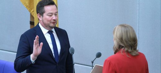 Uli Grötsch bei seiner Vereidigung mit Bundestagspräsidentin Bärbel Bas (Archiv)
