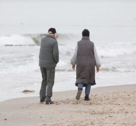 Senioren an einem Strand (Archiv)