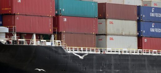 Container auf einem Schiff (Symbolbild)