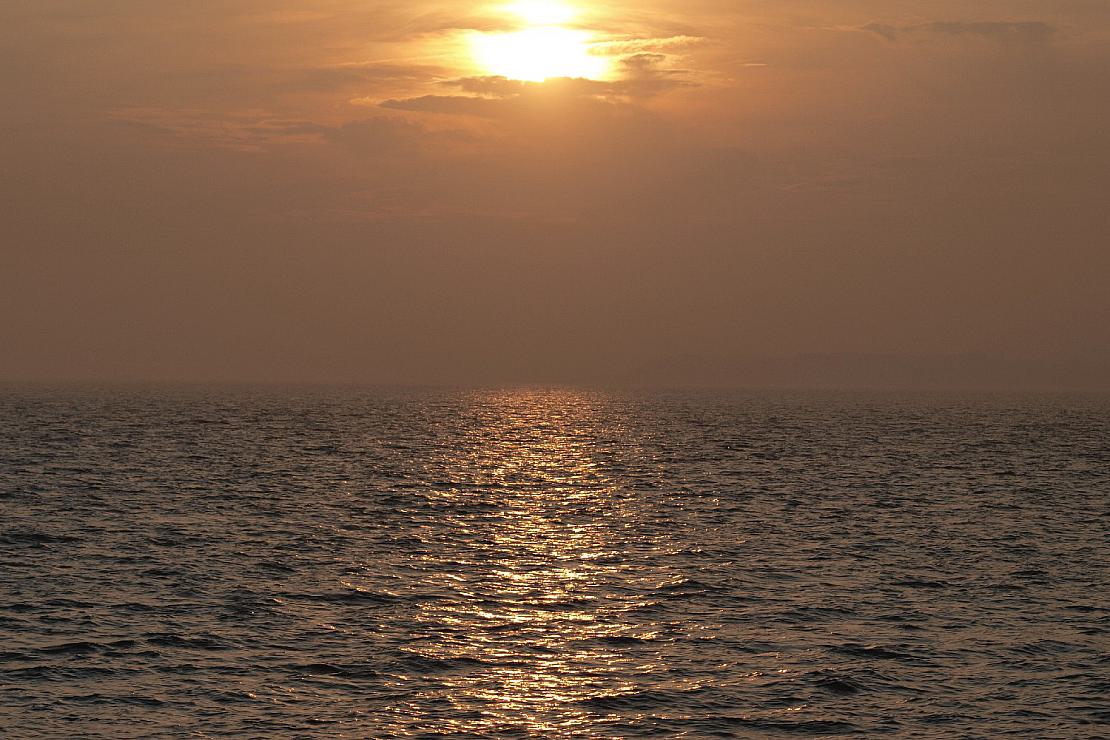 Sonnenuntergang über dem Meer (Archiv)