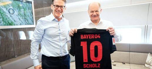 Bayer-Chef überreicht Scholz Leverkussen-Trikot am 15.04.2024, Kugler/Bundesregierung via 