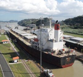Frachtschiff im Panama-Kanal (Archiv)