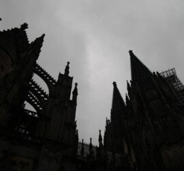 Kölner Dom dunkel unter grauen Wolken (Archiv)